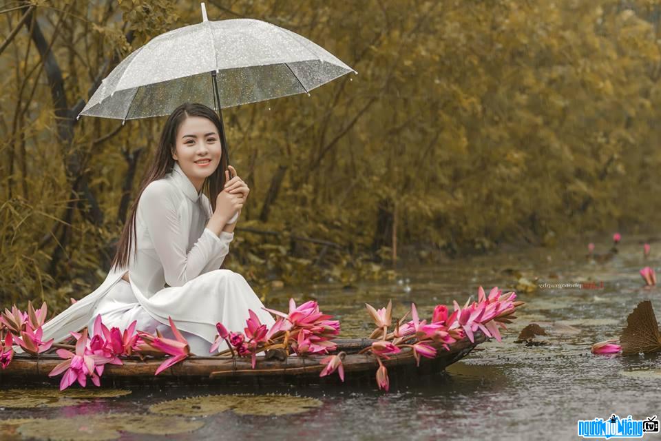  Picture of hot girl Nuong Le in the set of photos in the rain