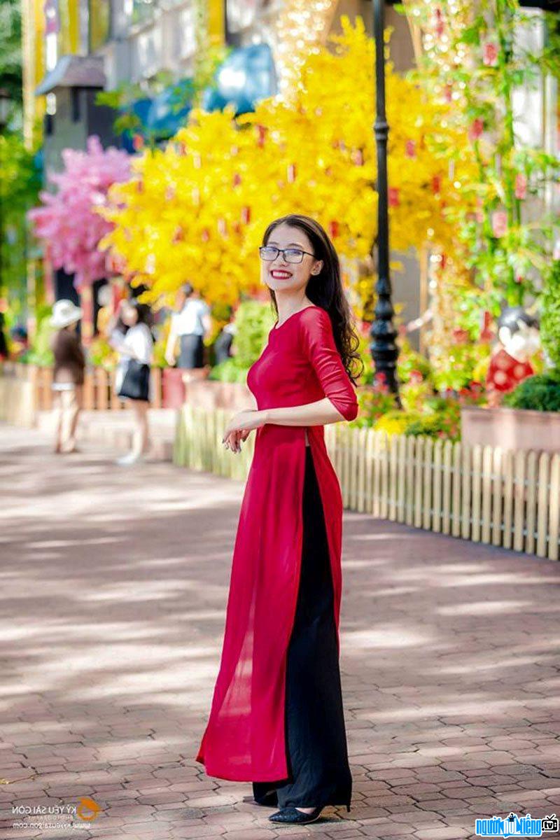  Mai Xuan is gentle in her long dress