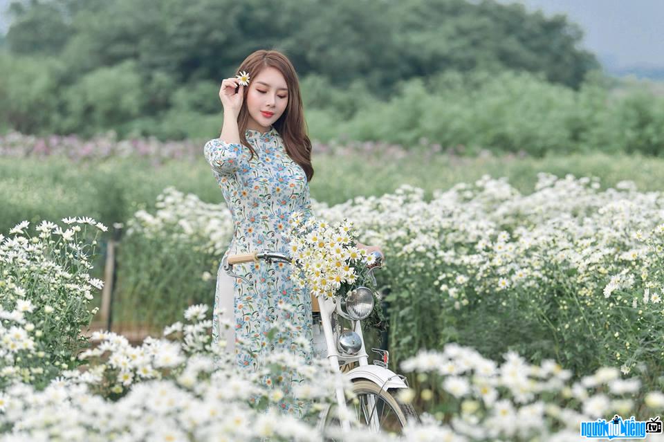  Ngoc Anh is gentle in the garden of daisies