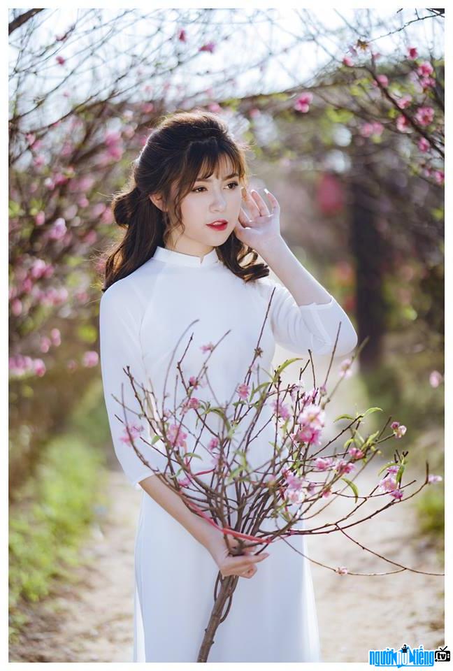  Phuong Oanh in a white ao dai to welcome spring