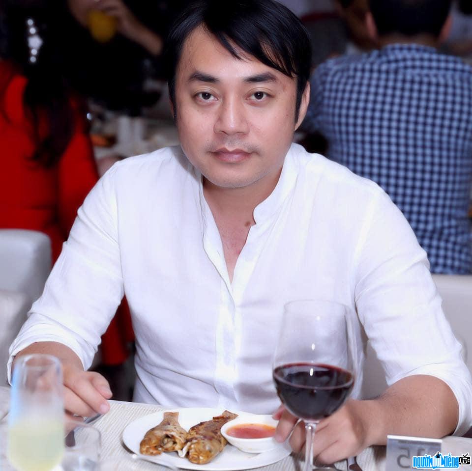 Image of fashion director Do Kim Khanh at an event