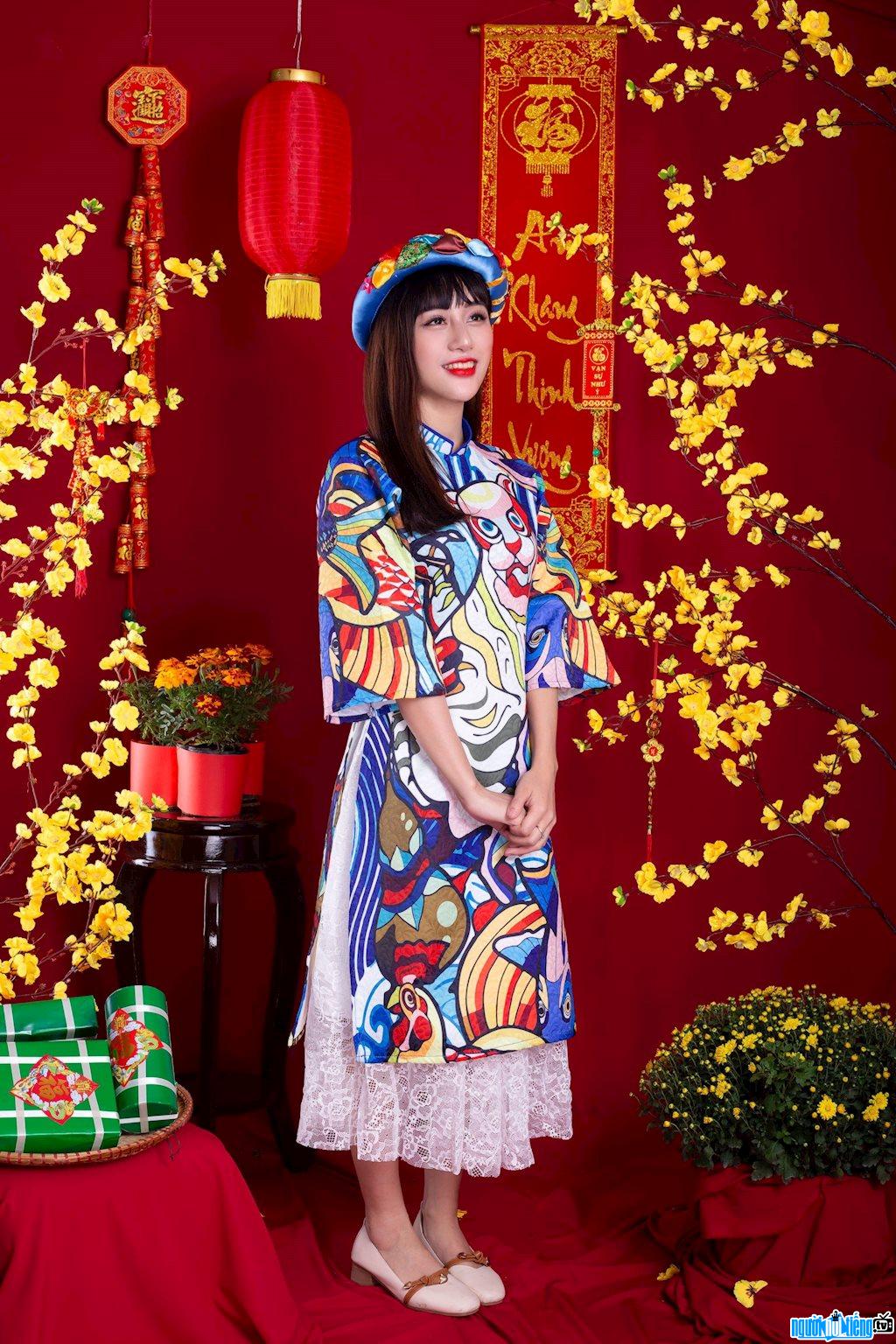  Hoai Linh is gentle in a traditional long dress during Tet