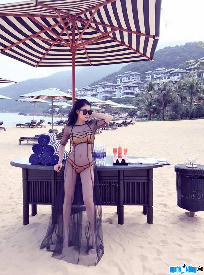 Julia Hồ nổi bật khi diện bikini