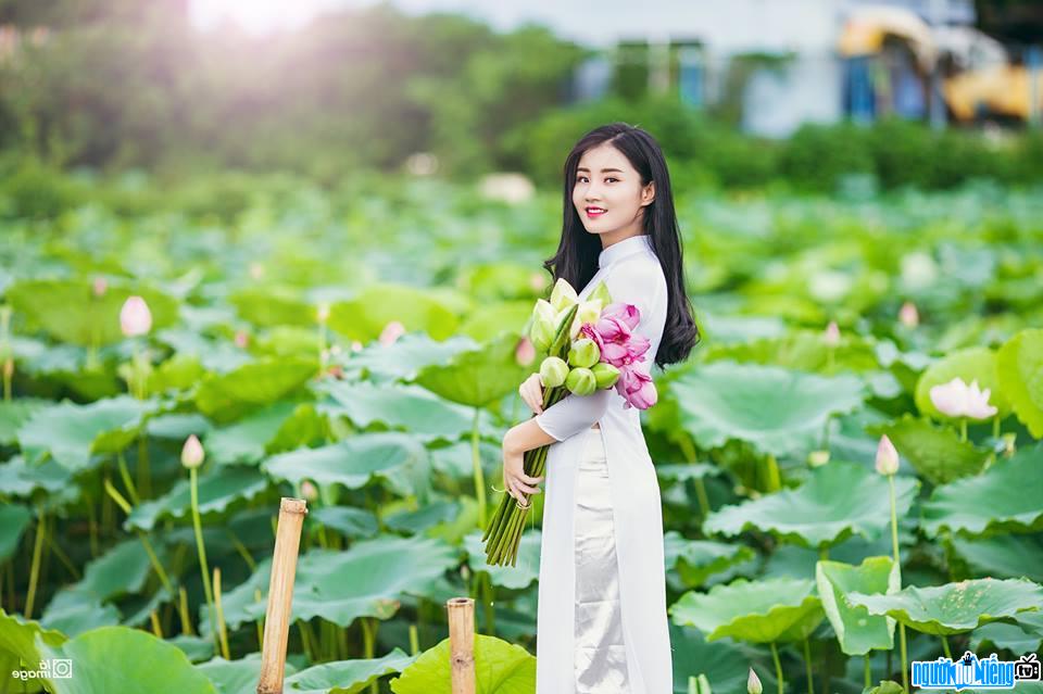  Chu Huyen is beautiful by the lotus lake