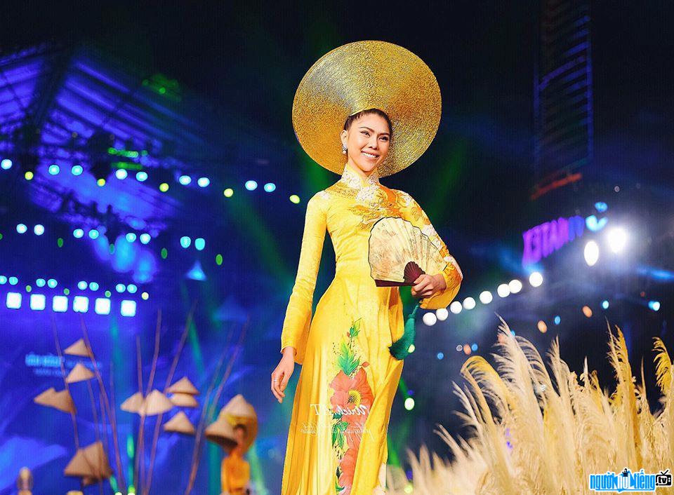 Kim Hue is graceful and graceful in her Ao Dai showing her talent