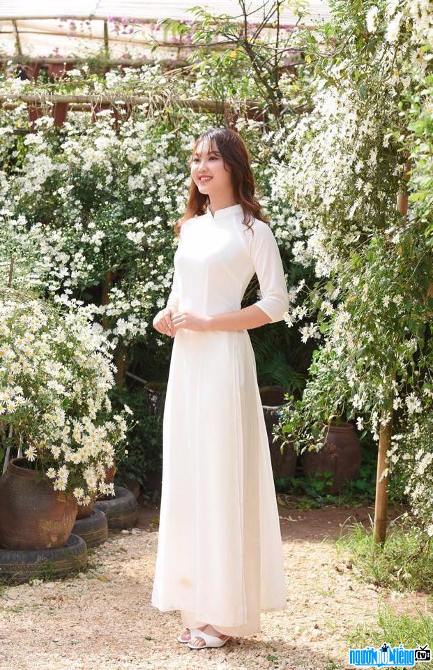  graceful Kieu Trang in a white long dress