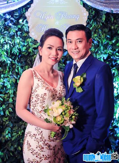  Photo of actor Hoang Phuc happily with his wife on the wedding day