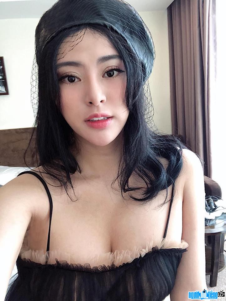  Hoang Thu's face is beautiful without dead corners