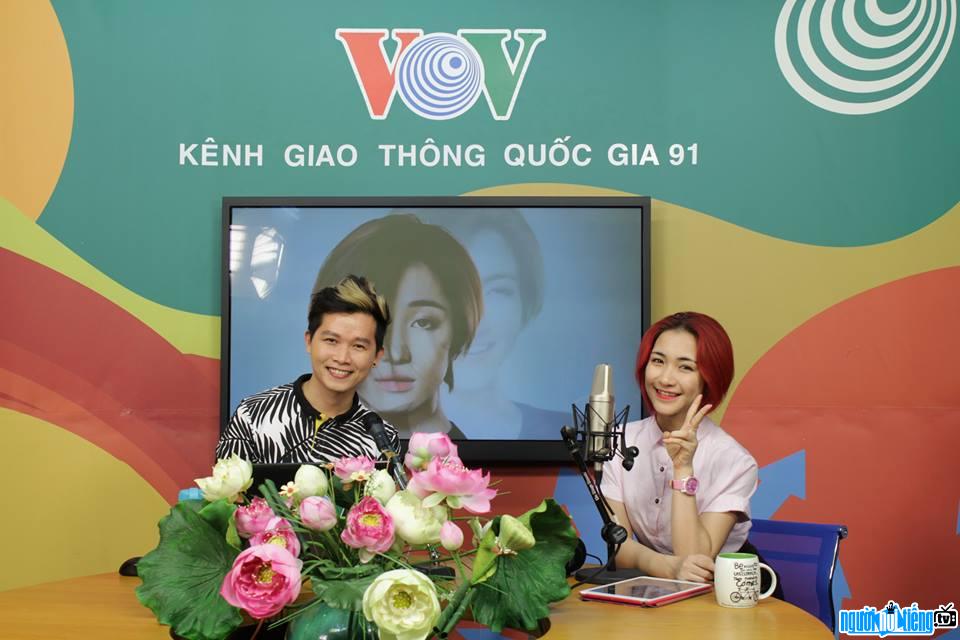 Biên tập viên Duy Thanh trò chuyện với ca sĩ Hòa Minzy