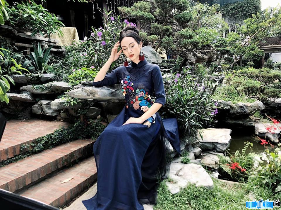  tender Thuy Quynh in a traditional long dress