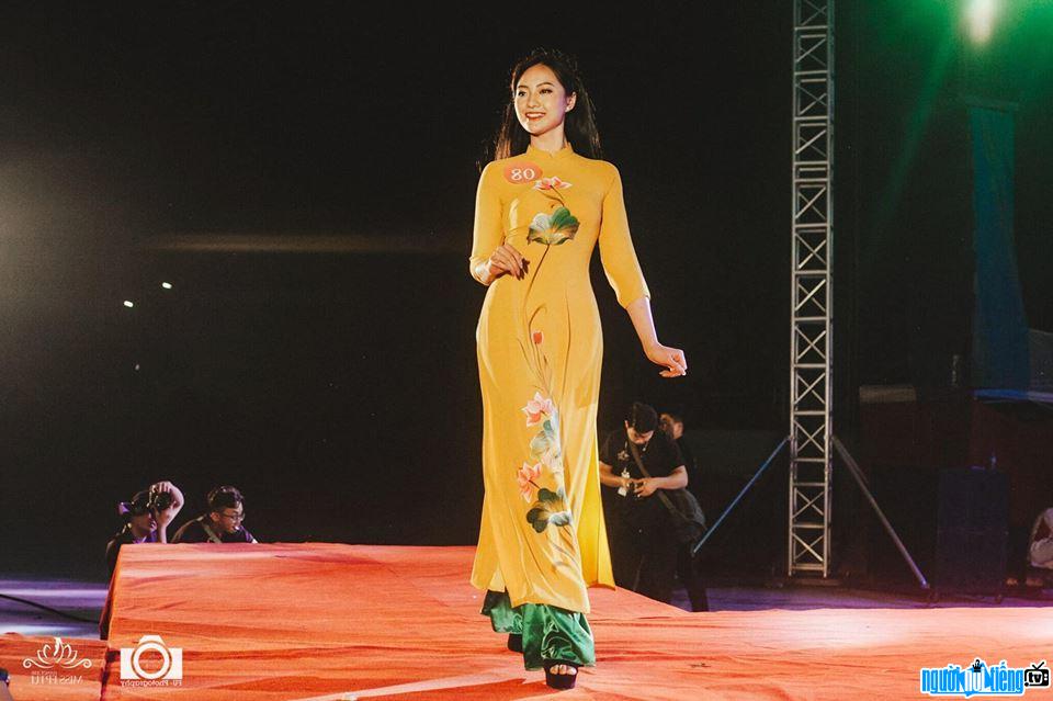  Bao Ngoc was graceful in a long dress to participate in the Miss FPTU 2018 contest