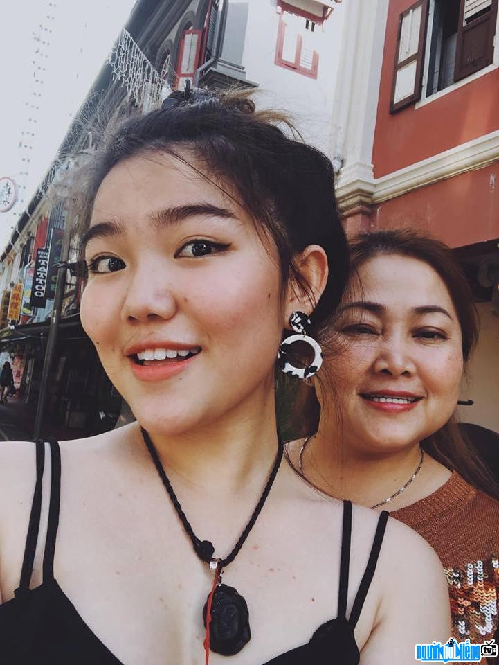  Beautiful Huynh Giao taking a photo with her mother