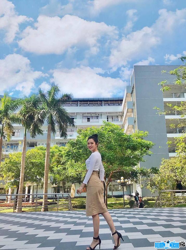  Ai Phi showing off her figure in front of the modern university Ton Duc Thang