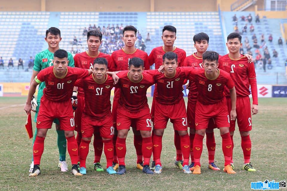  Thanh Son with Vietnam U22 players