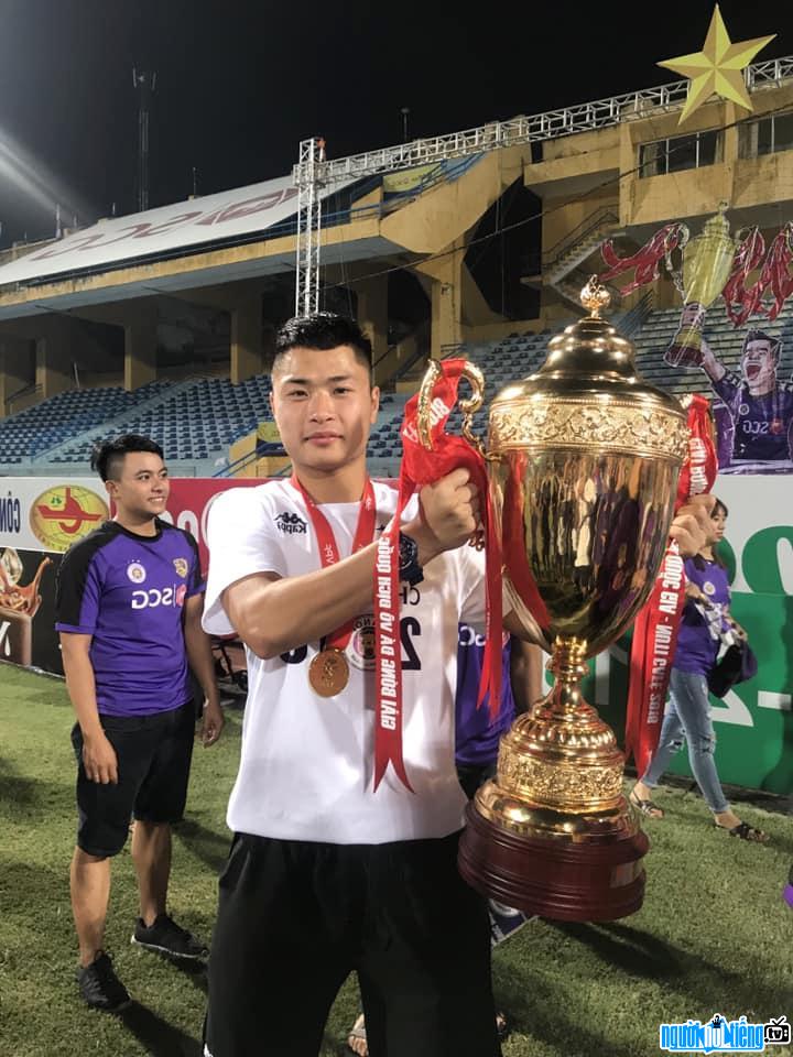  Dang Van Toi player raising the gold cup