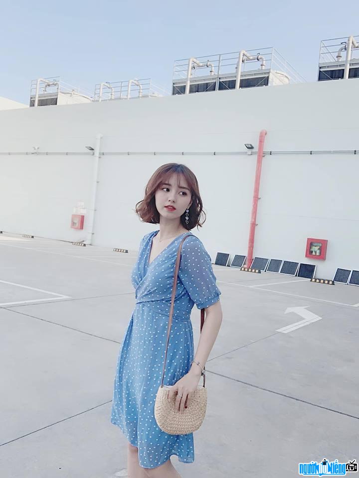 Hồng Hạnh duyên dáng với váy màu xanh nhẹ nhàng
