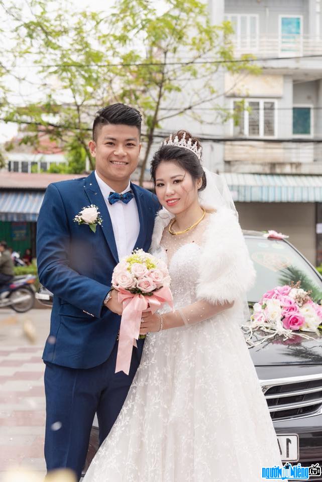  Phan Dinh Vu Hai taking wedding photos with his wife
