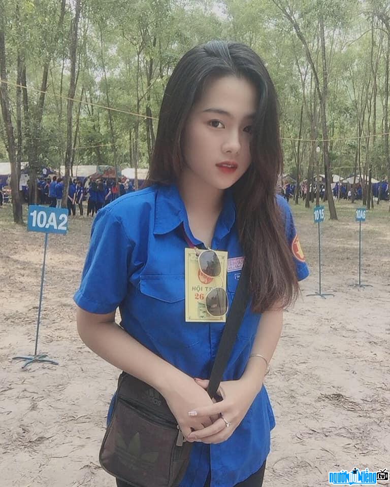  Quynh Nhi is beautiful in a volunteer blue shirt