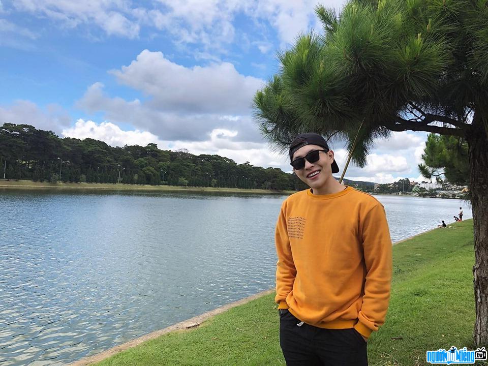  handsome Ly Duong in travel