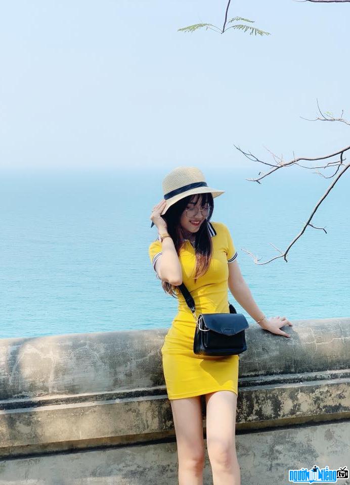  Thanh Thuy stands out with a yellow dress