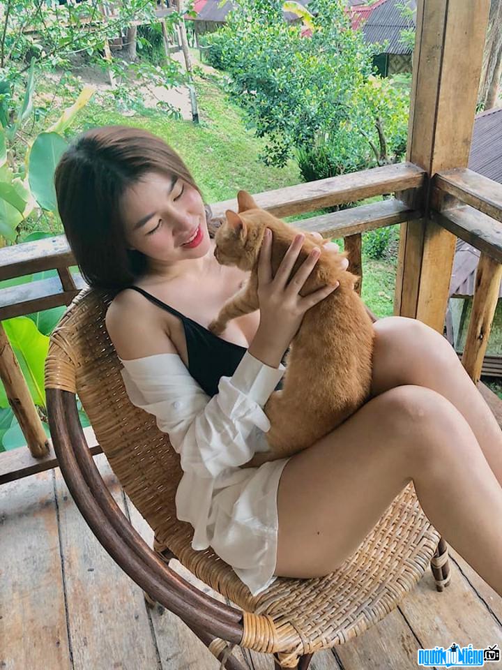  Thuy Giang shows off her sexy beauty with her pet cat