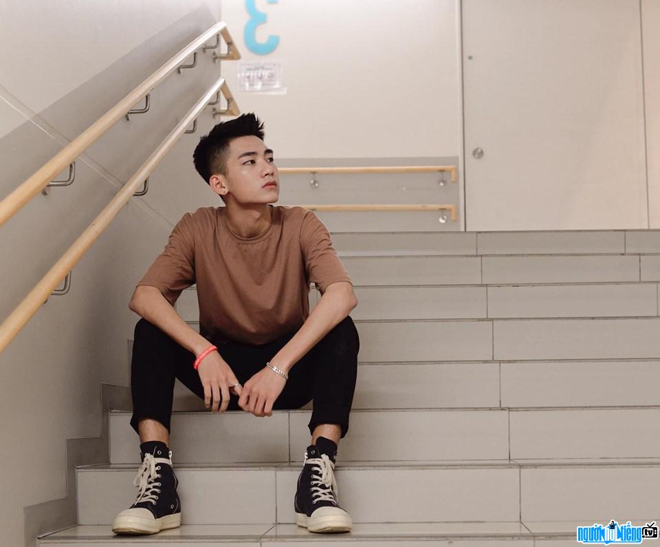  Duc Hai showing off his figure on the stairs
