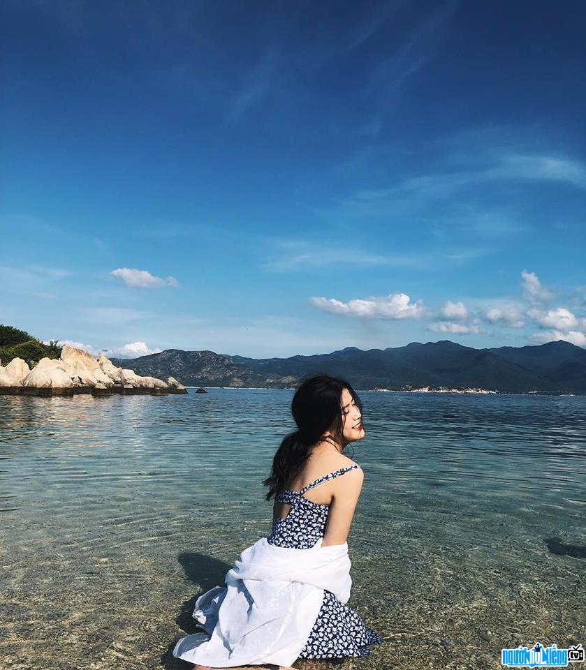  Beautiful image of Song Tuyen posing in front of the sea