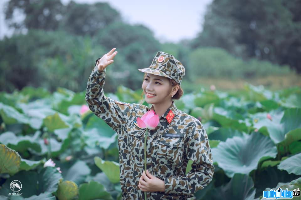  Thu Hien is wearing a military uniform with a bright smile