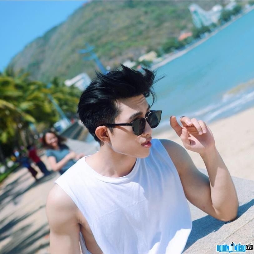  Duyen Tuan poses manly in front of the sea