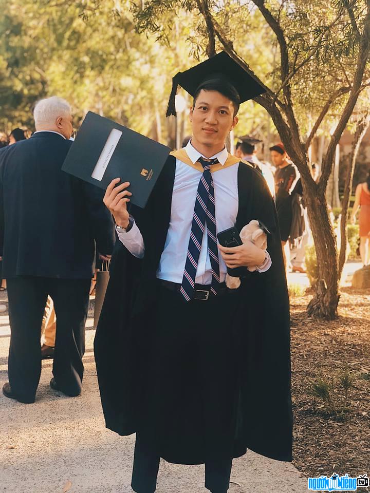  Duong Khanh Vu receives a degree when completing a Master's course in Australia