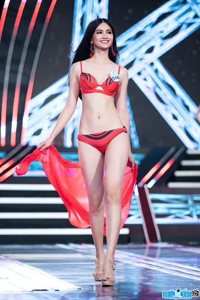 Thu Phương tự tin thể hiện phần thi trang phục bikini trên sàn catwalk