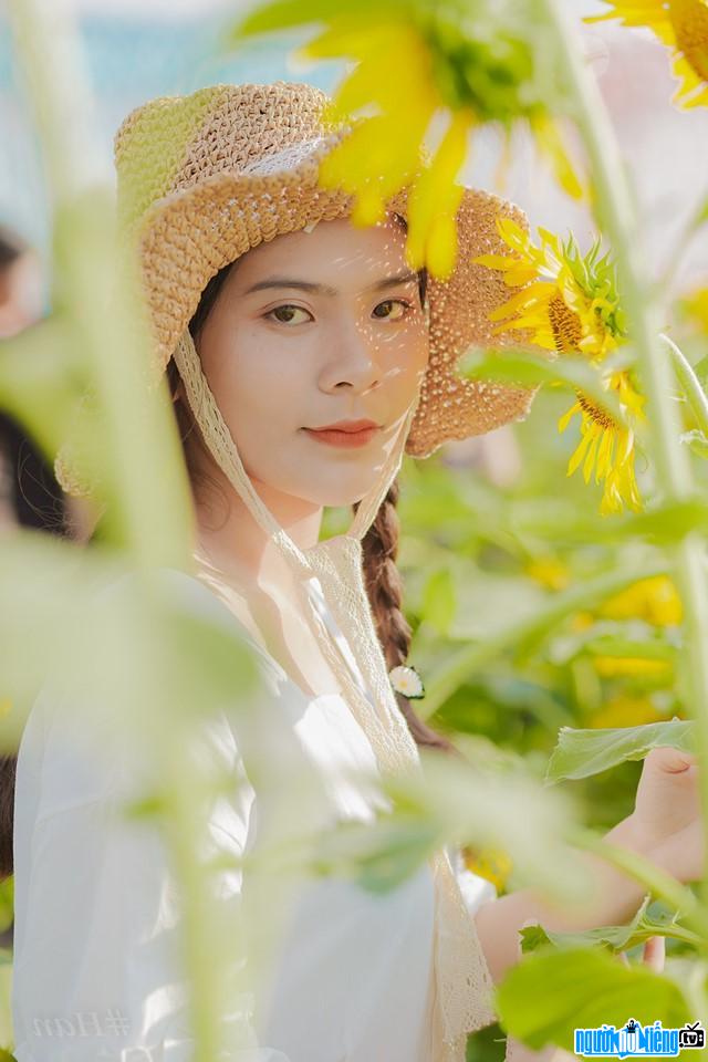  Ngoc Chau shows off her figure with sunflowers