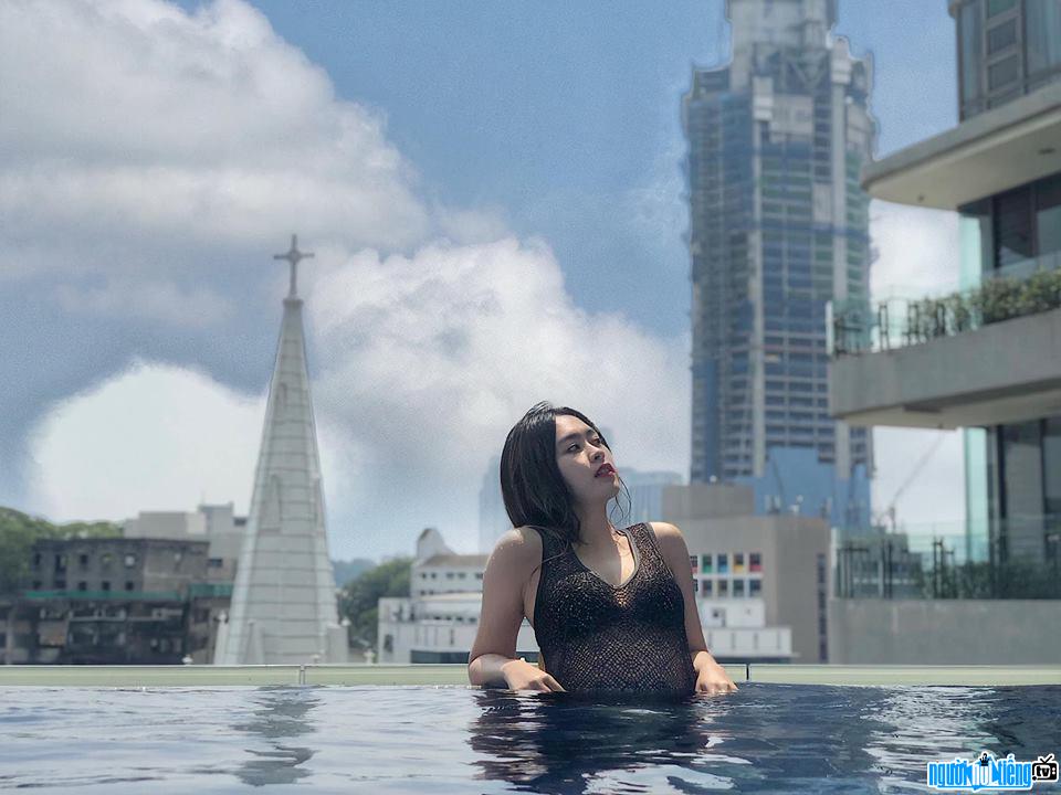  Sexy sexy Bell Nguyen in the infinity pool