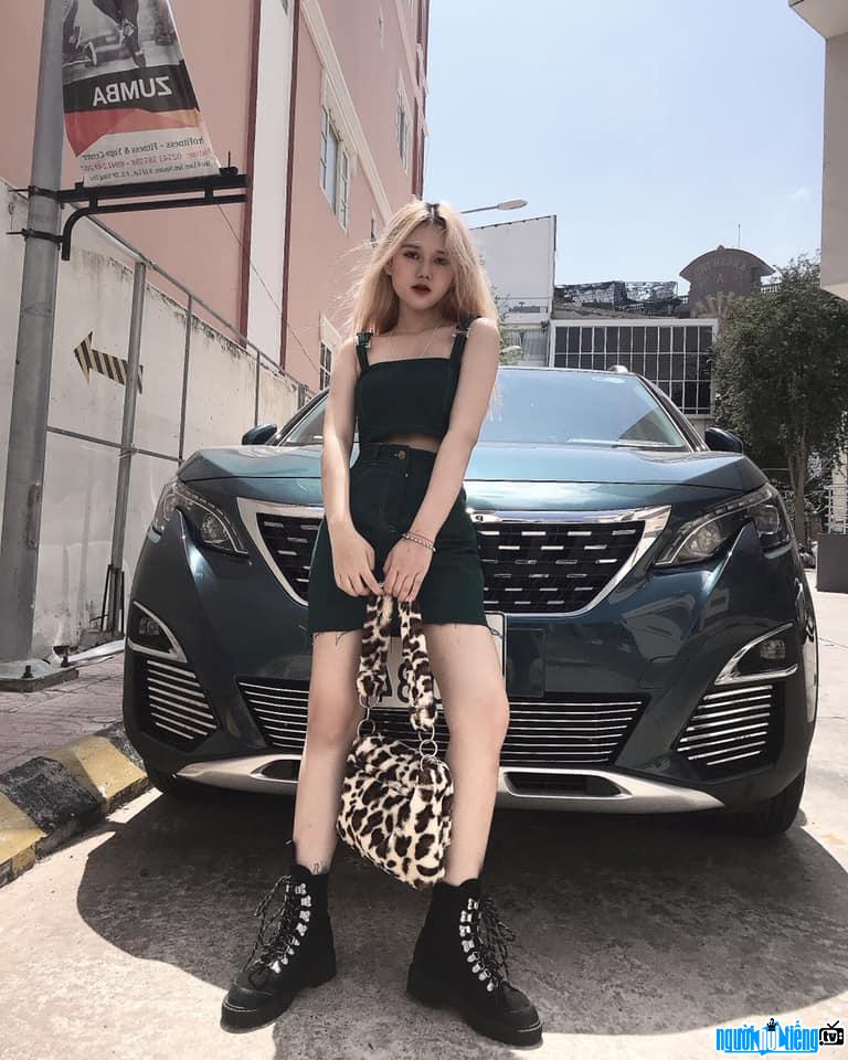  Thanh Ngan shows her figure on the side of the car