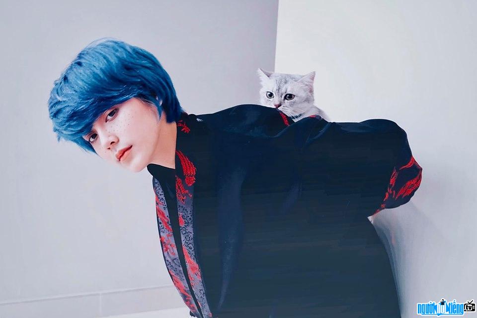  Le Anh personality with her pet cat