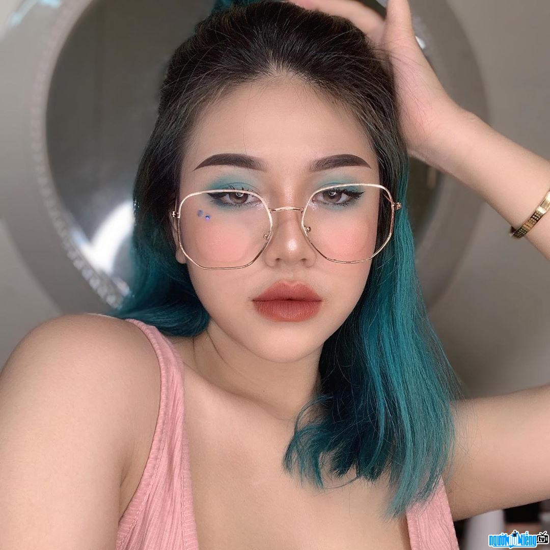  Quynh Nhi with attractive thick lips