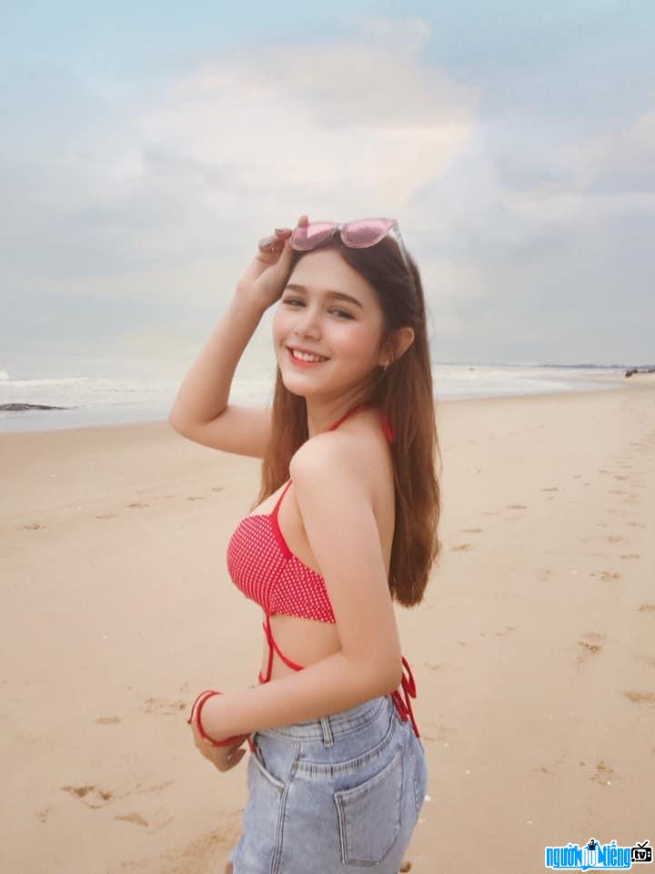  Hot girl Mango Non (Pham Thuy Trang) showing off her hot beauty On the beach