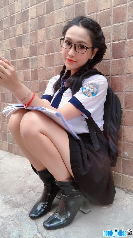  Huong Vien turns into a beautiful high-school girl