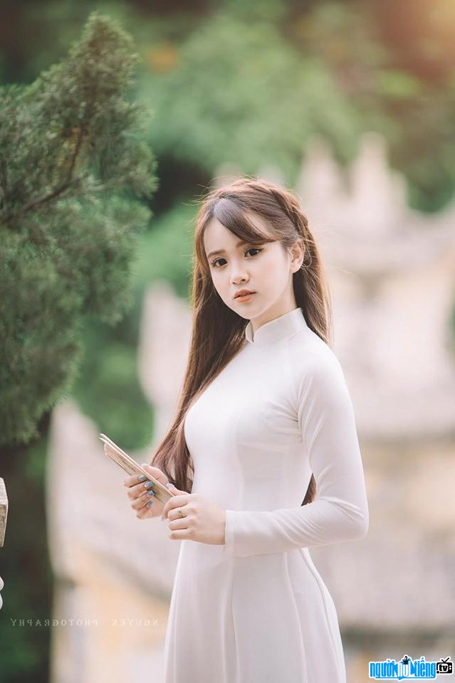  Ngoc Anh is innocently beautiful with a white long dress