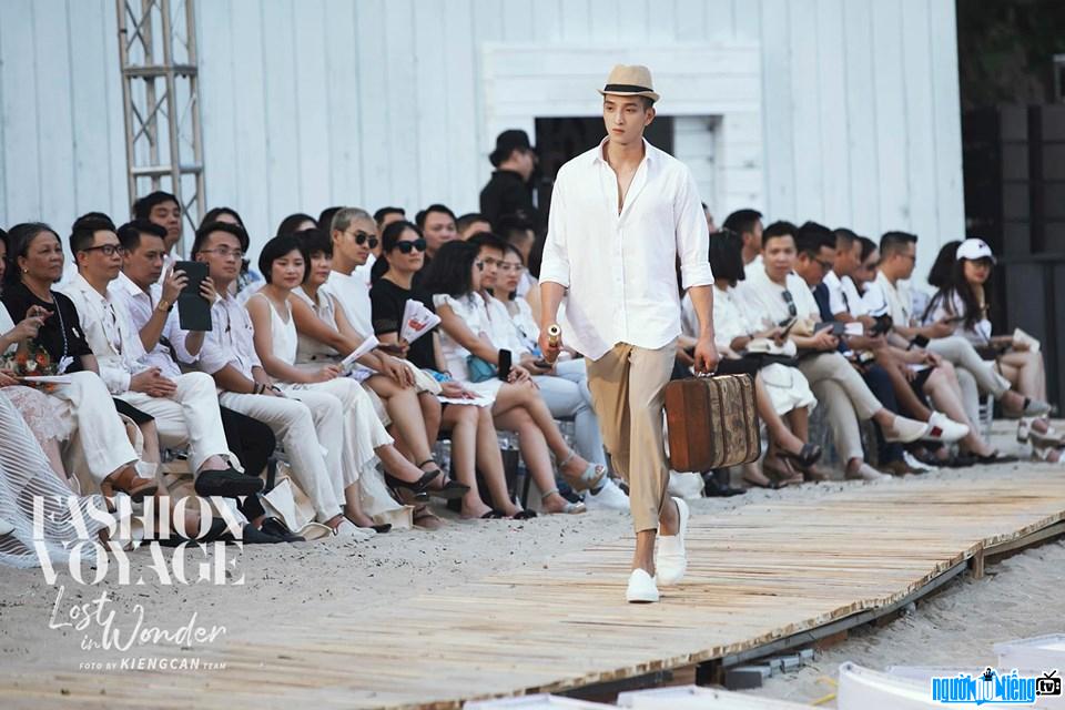  Long Le confidently struts on the catwalk