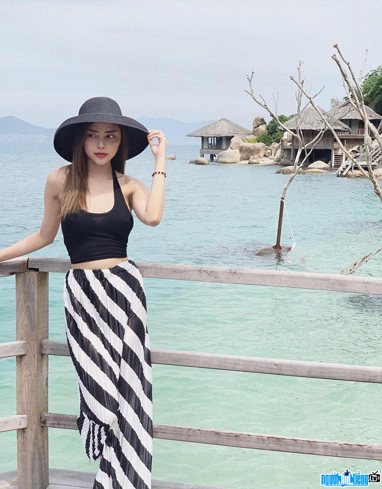  beautiful image of Thanh Thanh posing in front of the sea
