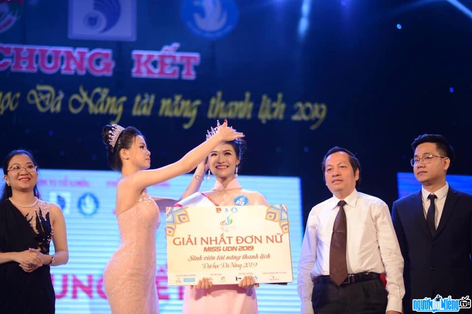  Kieu Loanh is happy when she is crowned the beauty queen