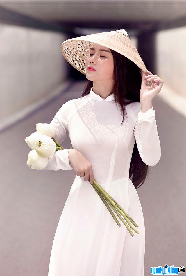  Minh Hoang drops his figure with ao dai and lotus flowers