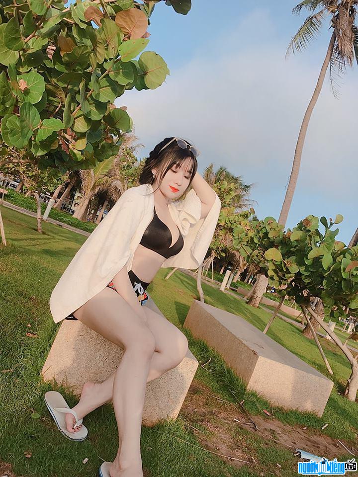  Nguyet Hue confidently shows off her figure in a bikini
