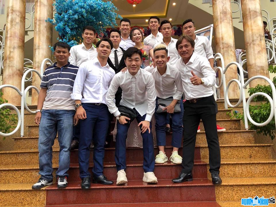 Nguyễn Hữu Anh Tài chụp hình cùng đồng đội