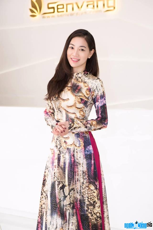 Nữ CEO Kim Dung dịu dàng trong tà áo dài truyền thống