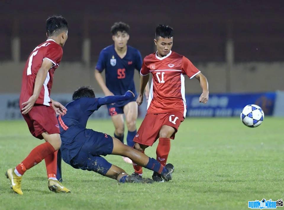  Er Khang player stands out on the field