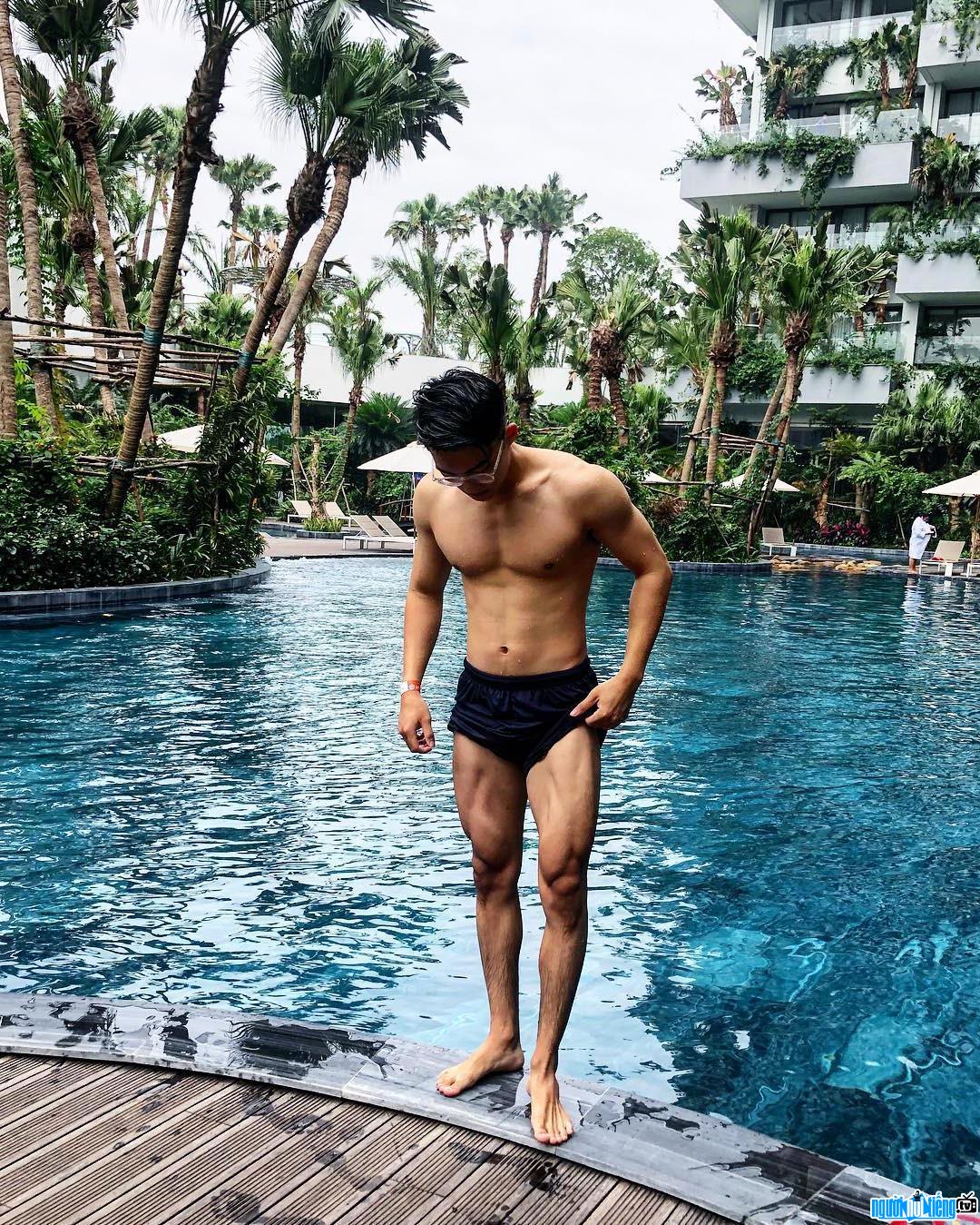  Trong Nhan's 6-pack manly body