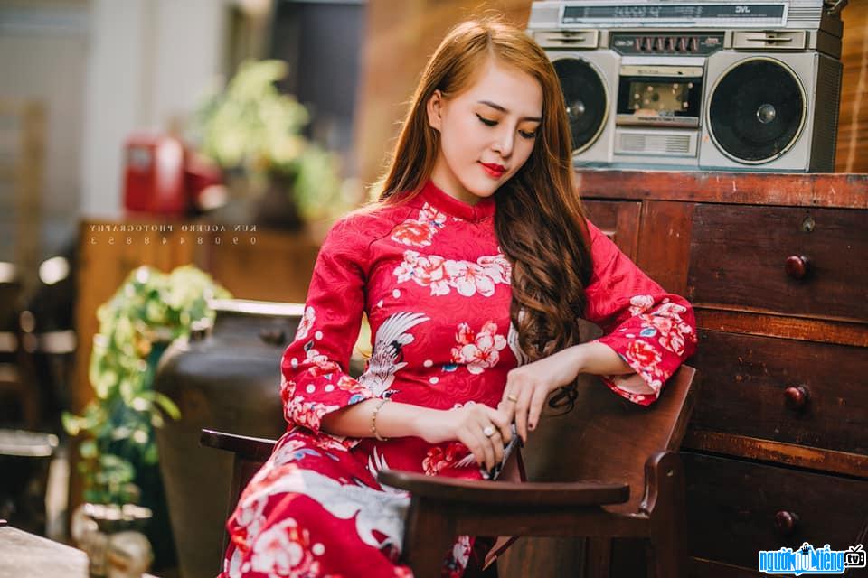  Minh Nguyet is gentle with a traditional long dress