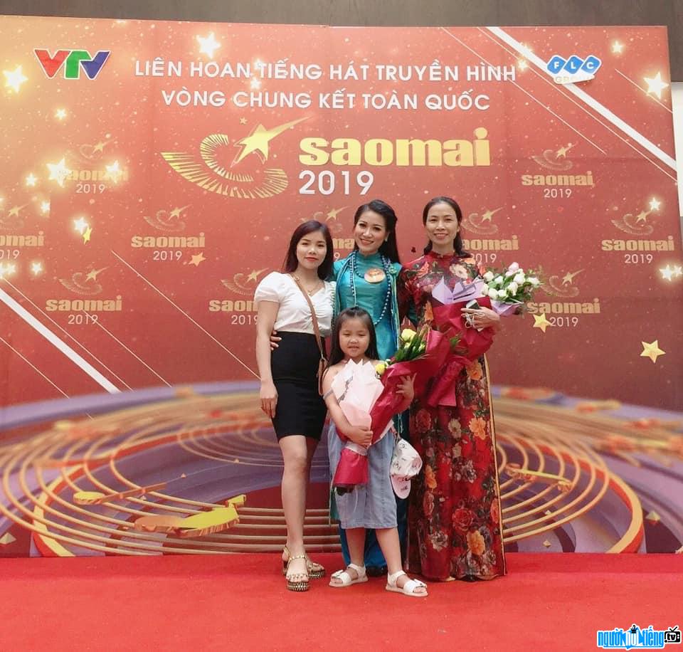Quỳnh Anh và người thân trong đêm chung kết Sao Mai 2019